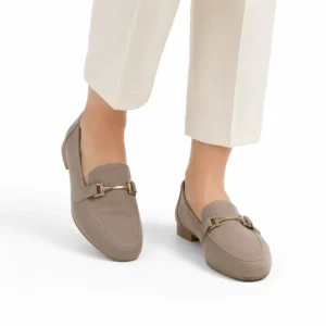 29 penny loafers and loafers for women outfit ideas featuring classic women loafers with jeans, skirts, dresses, workwear and casual looks in black, brown, beige and white loafers for timeless everyday style.